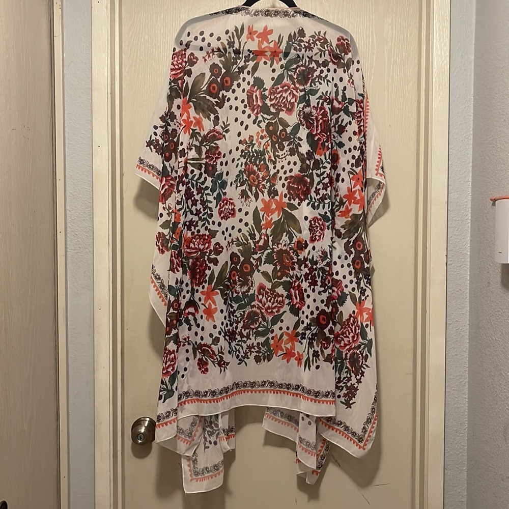Floral Open-Front Kimono Shrug in White and Red - Picture 4 of 4